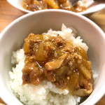 キッチンひとさら - ご飯に豚肉大根煮をかけて