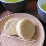 Nikendiyamochikadoyahonten - 二軒茶屋餅 一盆（２個）160円