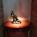 アピシウス - ニッチでロダンのお出迎え