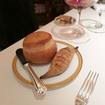 アピシウス - 右：天然酵母ライ麦が美味