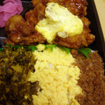 ファミリーマート - 料理写真:高菜、炒り玉子、鶏そぼろの３色です。