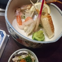 カニとフグの専門店 福島かにふぐ家 - かに刺しと小鉢（ふぐ皮ポン酢）
                (2018.2月)