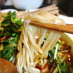 郷村居 - 麺はしなやかな弾力
      スープがよく絡んでます。