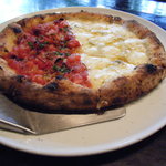 ピザ（クワトロフォルマージとマリナーラ　エンボカ風）