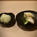 焼鳥 おみ乃 - 大根おろしと漬物
