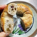 パン家アストレア - 【2018年2月7日】生姜・くるみ・つぶあんのベーグル(150円)