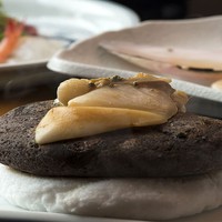 天然石の上で踊る万寿貝。シンプルながらもおいしいひと品『万寿貝石焼き』