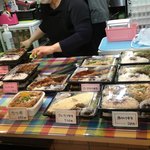 Tonshan - 大量の弁当が瞬く間に売れていきます