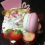 Printemps blanc - マカロンが落ちそうなストロベリーケーキです。