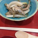 すし心明 - 小鉢には、酢で和えたワカサギの天ぷらと玉ねぎ。
