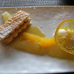 鉄板焼 心 - レモングラス風味のミルフィーユ 氷上産天然蜂蜜のアイスクリームとかんきつ類の温かいソースと共に