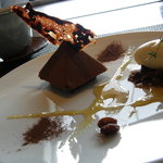 鉄板焼 心 - ミルクチョコレートの軽いムース タイムの香るアイスクリームと干しブドウ入りラム酒風味のキャラメルソース