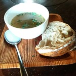 Kazeno Engawa - 前菜のスープと自家製天然酵母のパン
