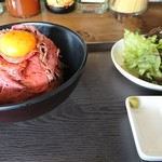 肉バル ciao - ローストビーフ丼にはサラダとヨーグルトソースが付きます