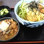 Marushin Doraibuin - 冷やしたぬきうどん：600円。もつ煮込み単品：300円