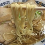 万葉はやしや - 麺はちょっと見たこと無い感じ。白っぽい多加水ではない麺。茹ではヤワメだが、コレはコレで悪くない。
      パンチは無いし醤油のキックも無いが、この手のラーメンでは多いと思われるアブラがいい仕事してる。
      
      
      