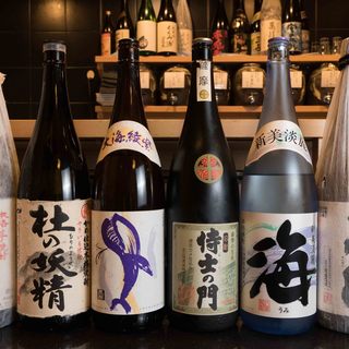 丰富的日本酒和搀兑烧酒◎在眼前倒茶值得一看!