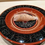 鮨　縁 - 鰆のにぎりに塩コショウ