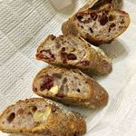 パンやきどころ RIKI - クランベリーとクルミがたっぷり