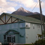 ペンション群林風 - 後方には日本百名山「利尻山」