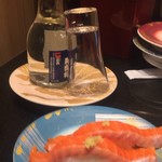 回し寿司 活 美登利 - サーモンと一番安い冷酒