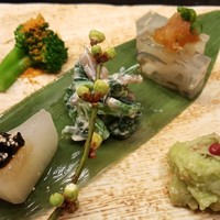 ふじ原 - ①虎河豚の皮の煮凝り、おろしポン酢のせ
                ②アボカドと越前蟹の和風ムース
                ③ほうれん草としめじの白和え
                ④ブロッコリーの唐墨の粉掛け
                ⑤煮大根の赤味噌のせ
                
                凝った付き出し。
                むしろ前菜と言うべき。
