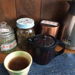 かじの葉 - 卓上にセルフのお茶が。黒豆茶をいただいた。