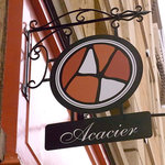 アカシエ 浦和店 - 店のロゴ、おしゃれな看板。