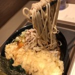 名代 富士そば - 肉富士そば蕎麦にイカ天トッピング麺リフト