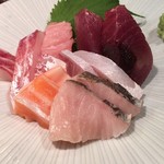 めしの助 - 右奥から時計回りで、鰹・ぶり・さわら・サーモン・黒鯛・本まぐろの大トロ