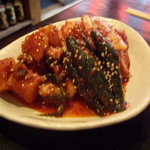 ホルモン焼肉 縁 - キムチ盛り　これはかなり美味しいです