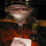 バー オープンドア B2 - マティーニ。オリーブは、ベルモットを満たした別の器で供される