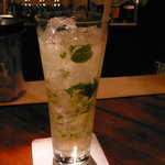 バー オープンドア B2 - オリジナルカクテル「モーニング・ミスト」。マスカットリキュールをキーに、白州蒸留所を覆う白霧をイメージした一品