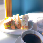 カフェ プラス - ホットサンド（ツナ）とコーヒー