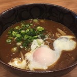 立ち呑みとうどん みのり - かれーうどん（温玉トッピング）