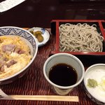 ごまそば八雲 新さっぽろサンピアザ店 - 炭焼鴨丼の冷たいお蕎麦セット。910円。