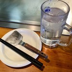 お好み焼き 八昌 - 初期配膳。ちなみに常連は、このセットを使用せず、ヘラ(コテ)のみで食べる。