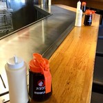 お好み焼き 八昌 - カウンター(右サイド)。キレイに磨かれた鉄板が眩しい。コーナーの角度もステキだ。