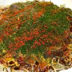 お好み焼き 八昌 - とりあえず、全面に一味をふりかける。芝生に紅葉が散った感じ？