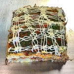 お好み焼き 八昌 - 性格上、こうやって四角く切り出してしまう。富山で食べた“四角いお好み焼き”を思い出したり。