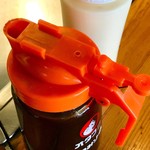 お好み焼き 八昌 - ソースの容器から、スライド機構の蓋が外されていた。全ての容器がそうだったので、たまたまじゃない。きっと、スライドすることを知らずに、うまくソースを出せない客が過去にたくさんいたからではないかと推測。