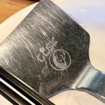 お好み焼き 八昌 - ヘラ(コテ)は、オタフクソースのロゴ入り。