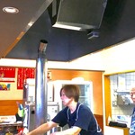 お好み焼き 八昌 - 鉄板と同じ大きさの大型の換気フードはピカピカ。鉄板サイドから屹立している鉄板のバーナー用の換気ダクトが目立っていた(逆サイドにもある)。もちろん特注品だろう。