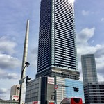 お好み焼き 八昌 - 【おまけ写真】広島市内で一番目立つ高層ビル。横に写っているタケノコみたいな建造物は、橋のパーツで、両サイド両端に合計4本建っている。どんな意味(機能)があるかは不明。