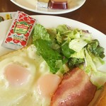 ガスト - モーニングセット A 目玉焼きベーコンソーセージ￥539