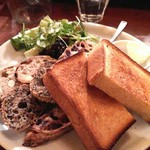 パーラー江古田 - 別の日のトーストセットよく焼き980円。税込み　ドリップコーヒーは、ペルーの豆。スライスパンは、ごまパンとカシューナッツ黒胡椒、フルッタ。期待通りおいしかったです❤20180222 d(^-^)