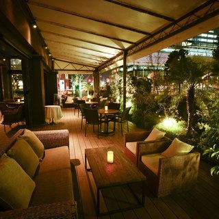 An atmosphere where you can enjoy a leisurely meal on the open terrace