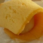 和菓子処杉山 - 白餡をスポンジケーキで巻いた菊花巻