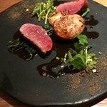 ラ・ボンヌターブル - 鴨胸肉のロースト。山椒マデラソース、春菊、豆腐、セリ、カブ。