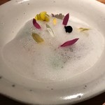 ラ・ボンヌターブル - 白胡麻のブラマンジェ、柿と栗、春菊のアイスクリーム、カシス、甘酒の泡。